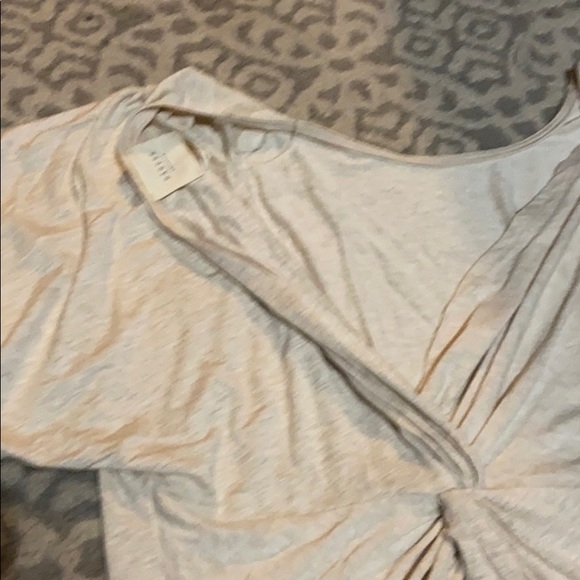 Short sleeve back cut out - Picture 2 of 4